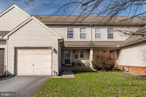220 Parklawn Ct, Lancaster, PA 17601