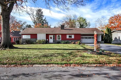 56 Ridge View Dr, Leola, PA 17540