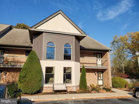 24 Amberley Way, Lititz, PA 17543 photo 2