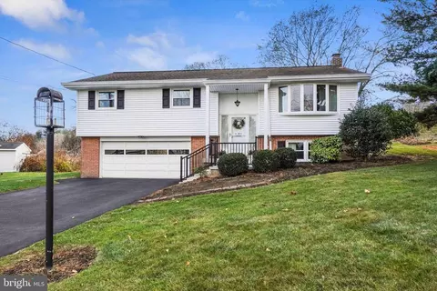 35 Wolf Rd, Akron, PA 17501