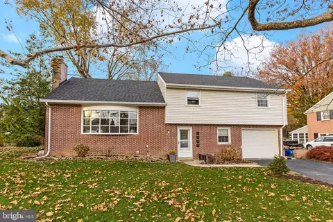 1405 Carlton Dr, Lancaster, PA 17601
