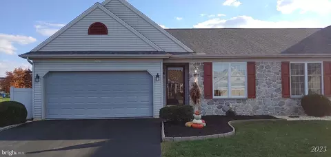 5048 Field View Dr, Mount Joy, PA 17552