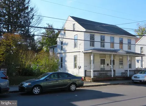 136 S Charlotte St, Manheim, PA 17545
