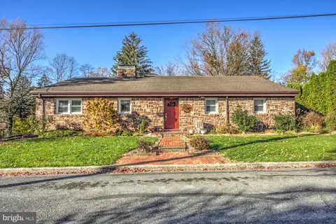 917 Eshelman Dr, Akron, PA 17501