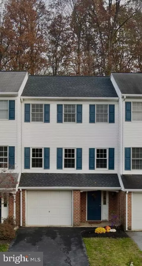 421 Crosswinds Dr, Lititz, PA 17543 photo 2