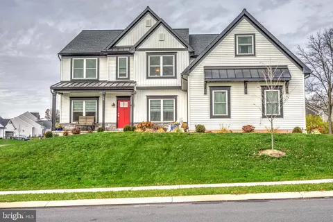 10 E Sparrow Hawk Ln, Denver, PA 17517