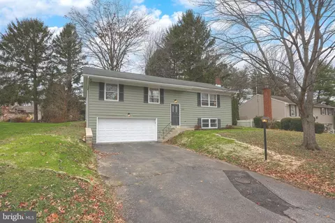 1833 Larchmont Ln, Lancaster, PA 17601