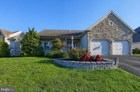 541 E Conestoga St, New Holland, PA 17557