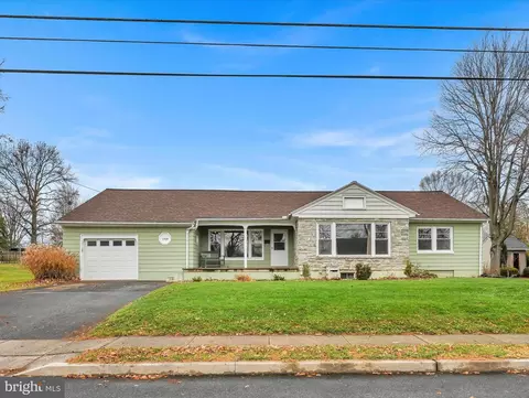 1929 Edgemont Dr, East Petersburg, PA 17520