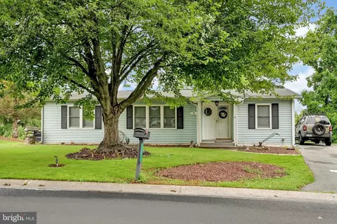 8 Bill Dr, Denver, PA 17517