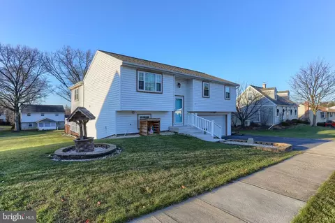 229 Conway Dr, Lititz, PA 17543 photo 2
