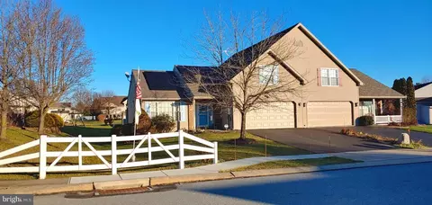2013 Weeping Willow Ln, Mount Joy, PA 17552