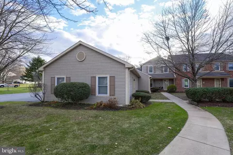 42 Ashlea Vlg, New Holland, PA 17557