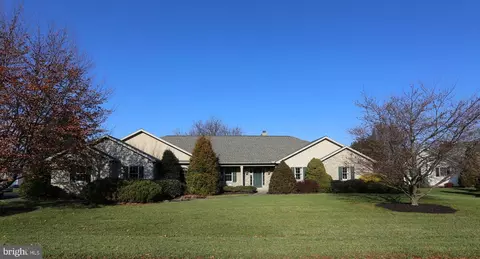 1 Whitefield Ln, Lancaster, PA 17602