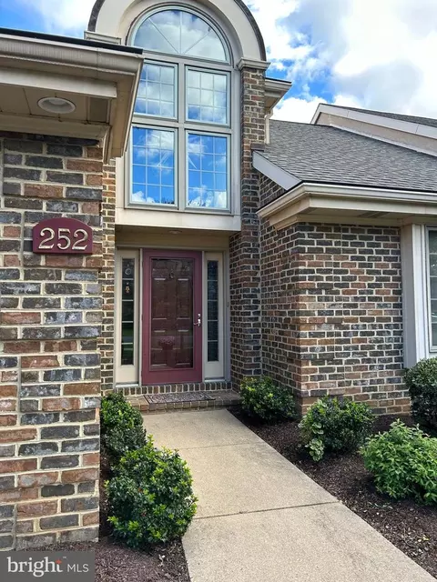 252 Willow Valley Dr #Q, Lancaster, PA 17602