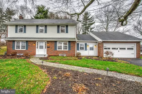 114 End Ave, Akron, PA 17501