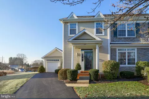 524 Providence Ct, Lititz, PA 17543 photo 2