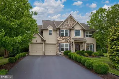 216 Fallowfield Dr, Leola, PA 17540