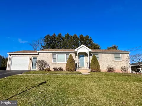 3 James Cir, Denver, PA 17517