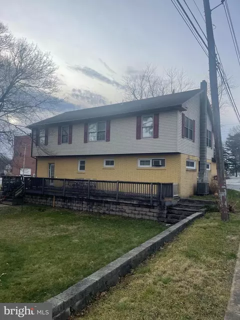 73 N Oak St, Lititz, PA 17543 photo 2