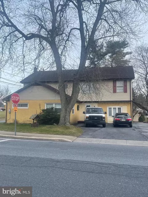 73 N Oak St, Lititz, PA 17543 photo 3