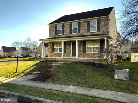 23 Honeysuckle Dr, Marietta, PA 17547