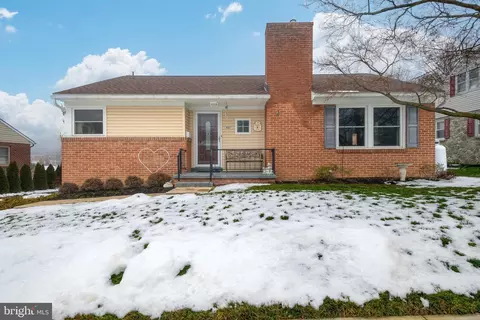 937 Walnut St, Akron, PA 17501
