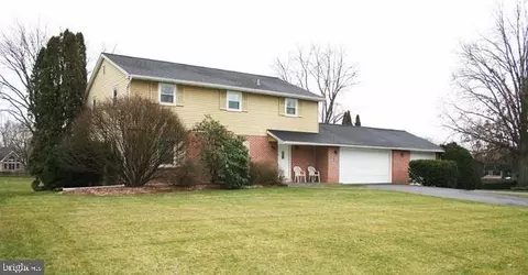 12 Pinewood Ave, Lititz, PA 17543