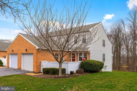 174 Treetops Dr, Lancaster, PA 17601