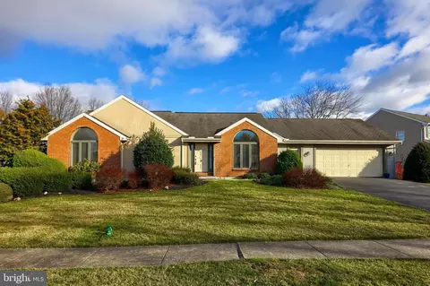 94 Magnolia Dr, Leola, PA 17540