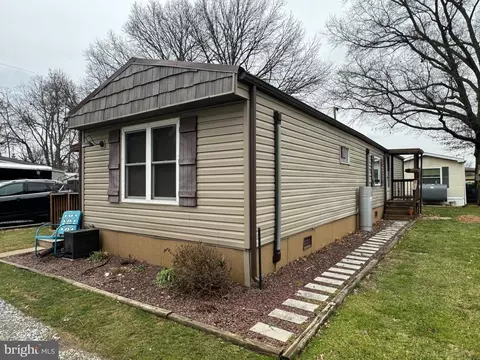413 Mitch Dr, Mount Joy, PA 17552 photo 2