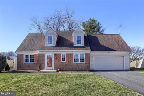 311 Redwood Ln, New Holland, PA 17557