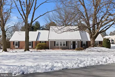 975 Woodridge Blvd, Lancaster, PA 17601