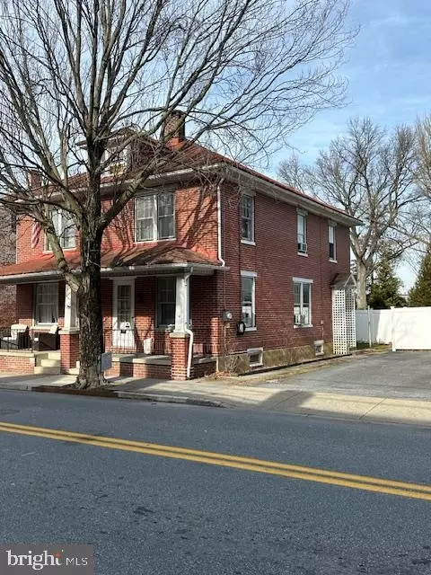 3 W Orange St, Lititz, PA 17543 photo 2