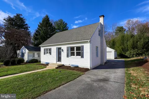 8 Red Bud Dr, Millersville, PA 17551