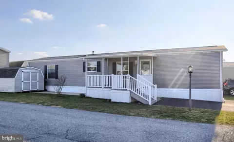 34 N Green Acres Cir, Akron, PA 17501