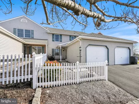 26 Heron Dr, Denver, PA 17517