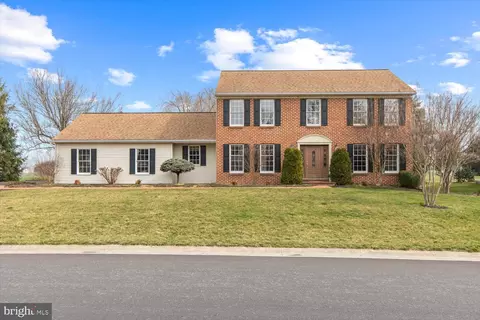 87 James St, Leola, PA 17540