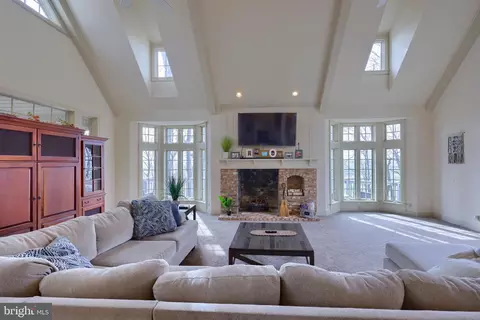 Living - 333 E Woods Dr, Lititz, PA 17543 photo 2 of 16