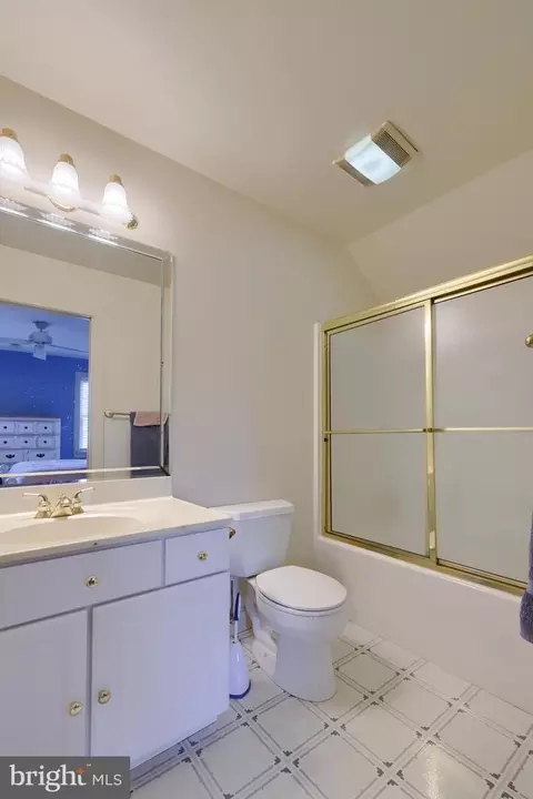 Bath - 333 E Woods Dr, Lititz, PA 17543 photo 5 of 11