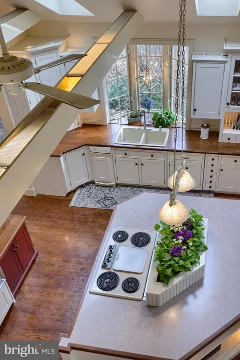 Kitchen - 333 E Woods Dr, Lititz, PA 17543 photo 10 of 11