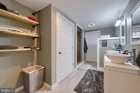Bath - 333 E Woods Dr, Lititz, PA 17543 photo 8 of 11