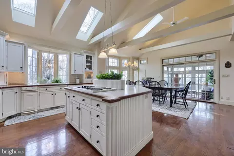 Kitchen - 333 E Woods Dr, Lititz, PA 17543 photo 7 of 11