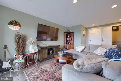Living - 333 E Woods Dr, Lititz, PA 17543 photo 14 of 16