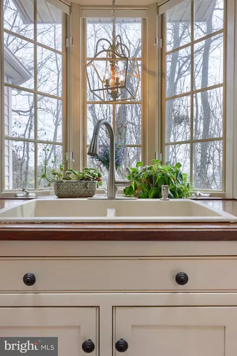 Bath - 333 E Woods Dr, Lititz, PA 17543 photo 1 of 11