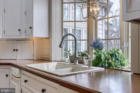 Kitchen - 333 E Woods Dr, Lititz, PA 17543 photo 4 of 11
