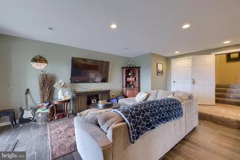 Living - 333 E Woods Dr, Lititz, PA 17543 photo 13 of 16
