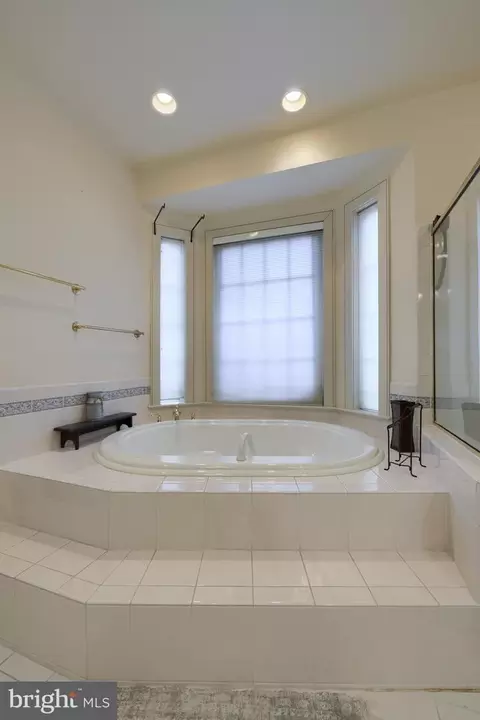 Bath - 333 E Woods Dr, Lititz, PA 17543 photo 4 of 11