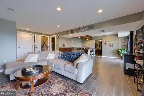 Living - 333 E Woods Dr, Lititz, PA 17543 photo 12 of 16