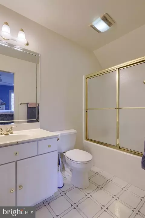 Bath - 333 E Woods Dr, Lititz, PA 17543 photo 10 of 11